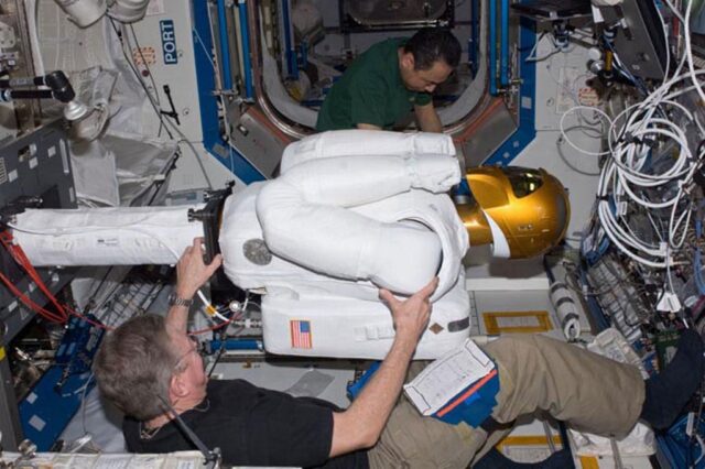 robot astronot stasiun luar angkasa internasional
